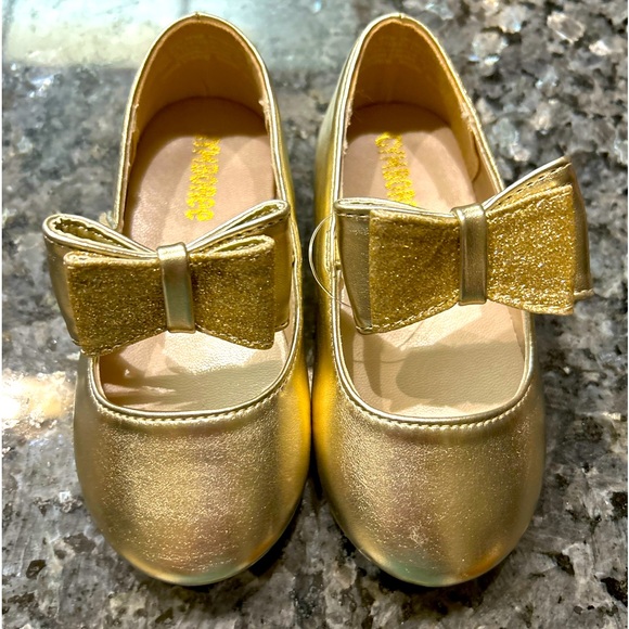 Adorable GymboreeToddler Girls Gold shoes, size 7 infant/toddler - Picture 1 of 4